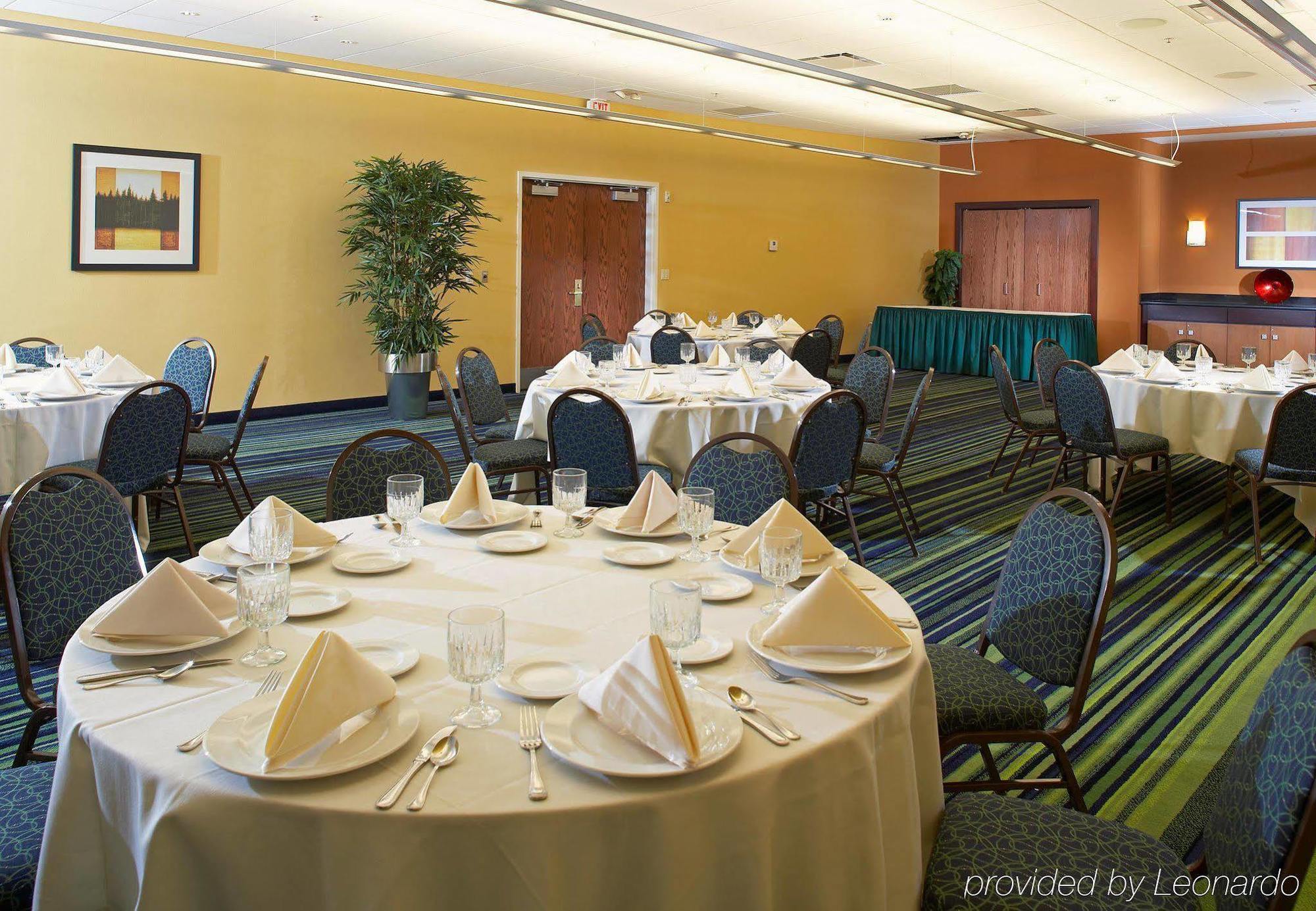 Fairfield Inn & Suites By Marriott Cleveland Beachwood Restaurant photo